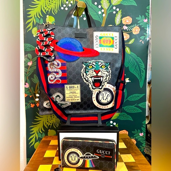 GUCCI🐅LIMITED EDITION GG Supreme Night Courrier TOTE WALLET & BAG CHARM! - Picture 4 of 17